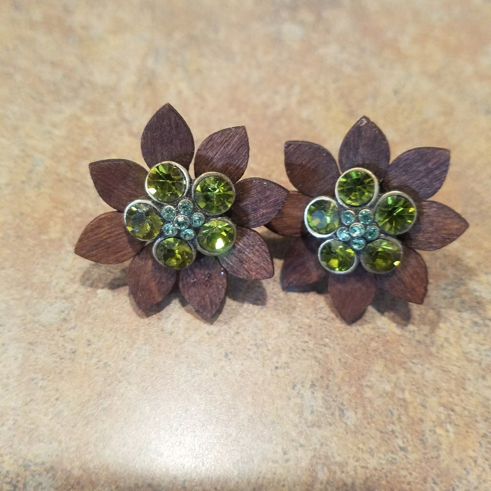 5️⃣for $2️⃣0️⃣ Large wood flower earings🌸